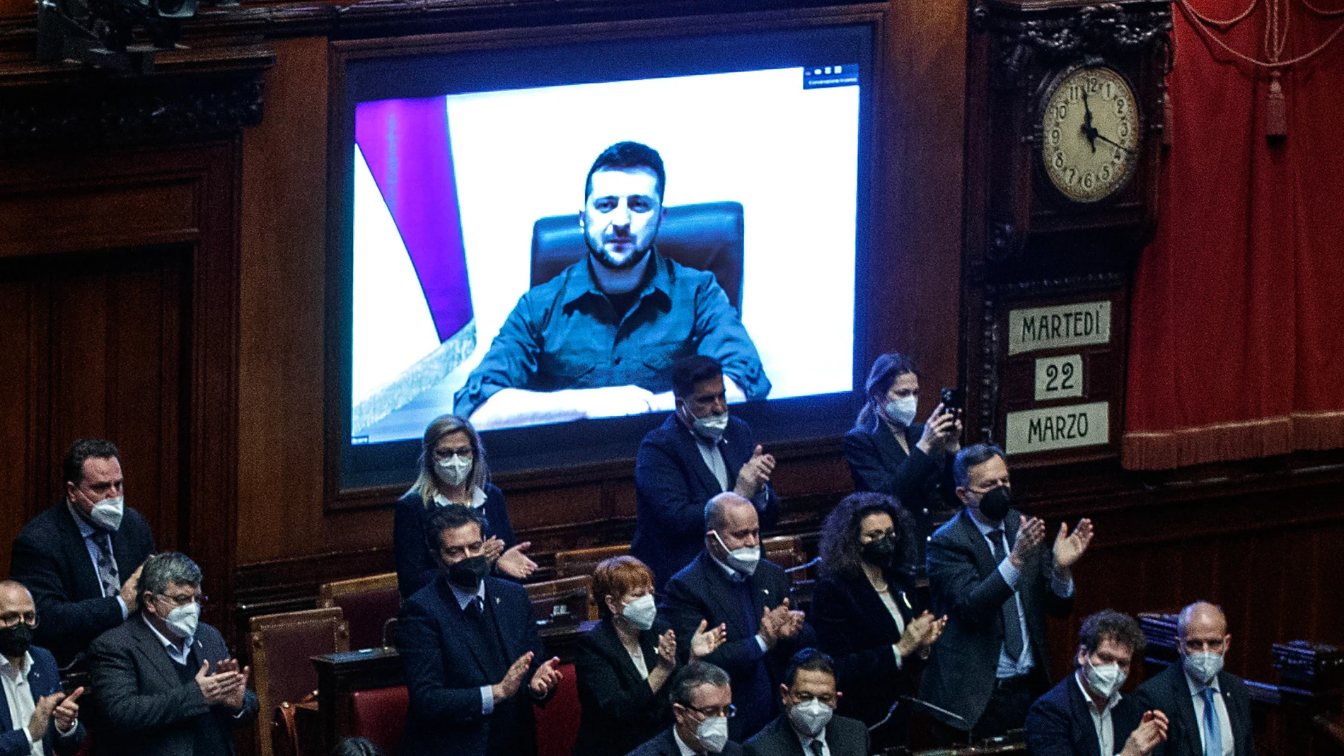 Miembros del Parlamento italiano ovacionan al presidente de Ucrania, VolodImyr ZelenskI