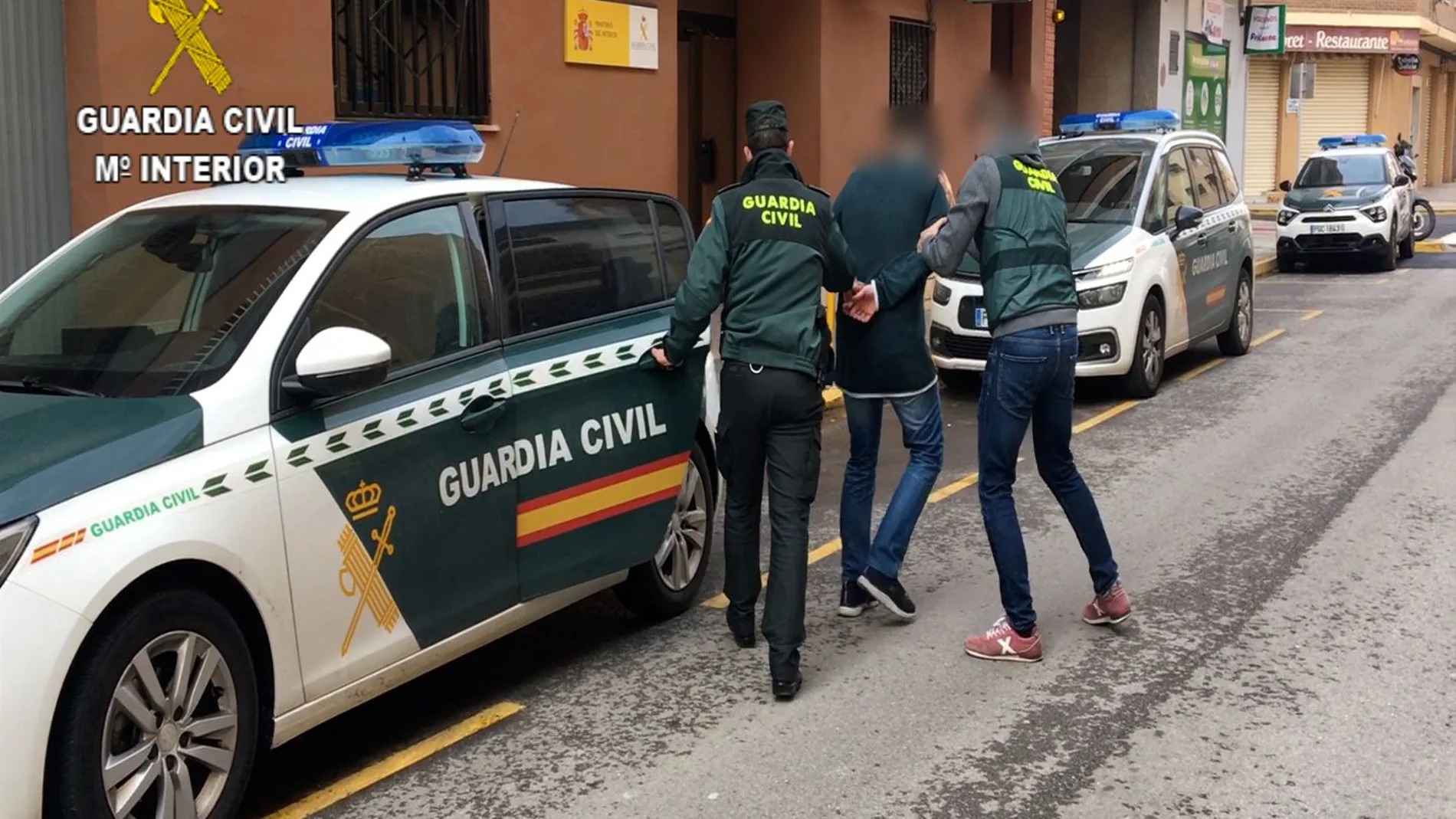 La Guardia Civil traslada a uno de los detenidos en la operación