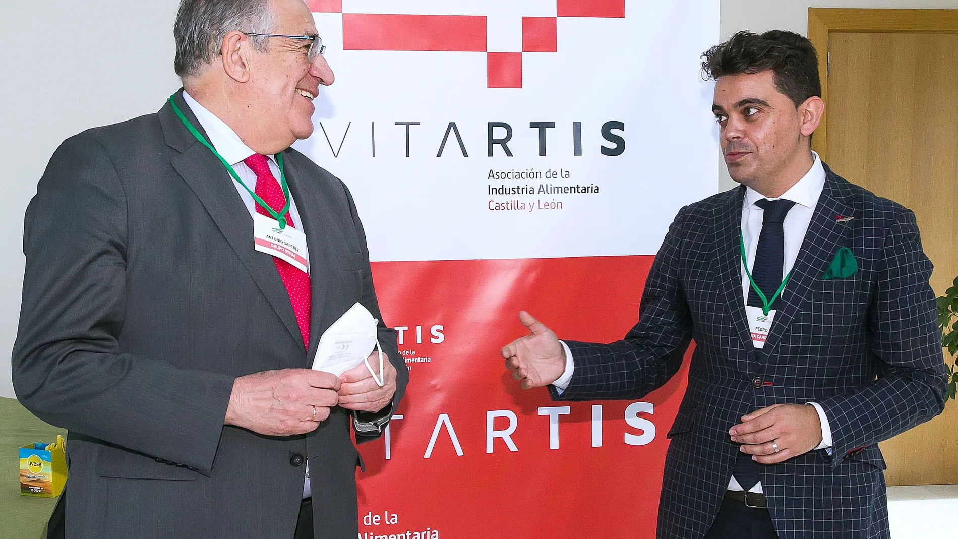 La Asamblea General de Vitartis 2022 se reúne en Burgos en la sede de Grupo Uvesa. Los presidentes de Vitartis, Pedro Ruiz, y de Grupo Uvesa, Antonio Sánchez, atienden a los medios.