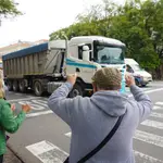 Algunos ciudadanos aplauden al paso de los camiones por la avenida Menéndez Pelayo en señal de apoyo al sector. EDUARDO BRIONES-EUROPA PRESS