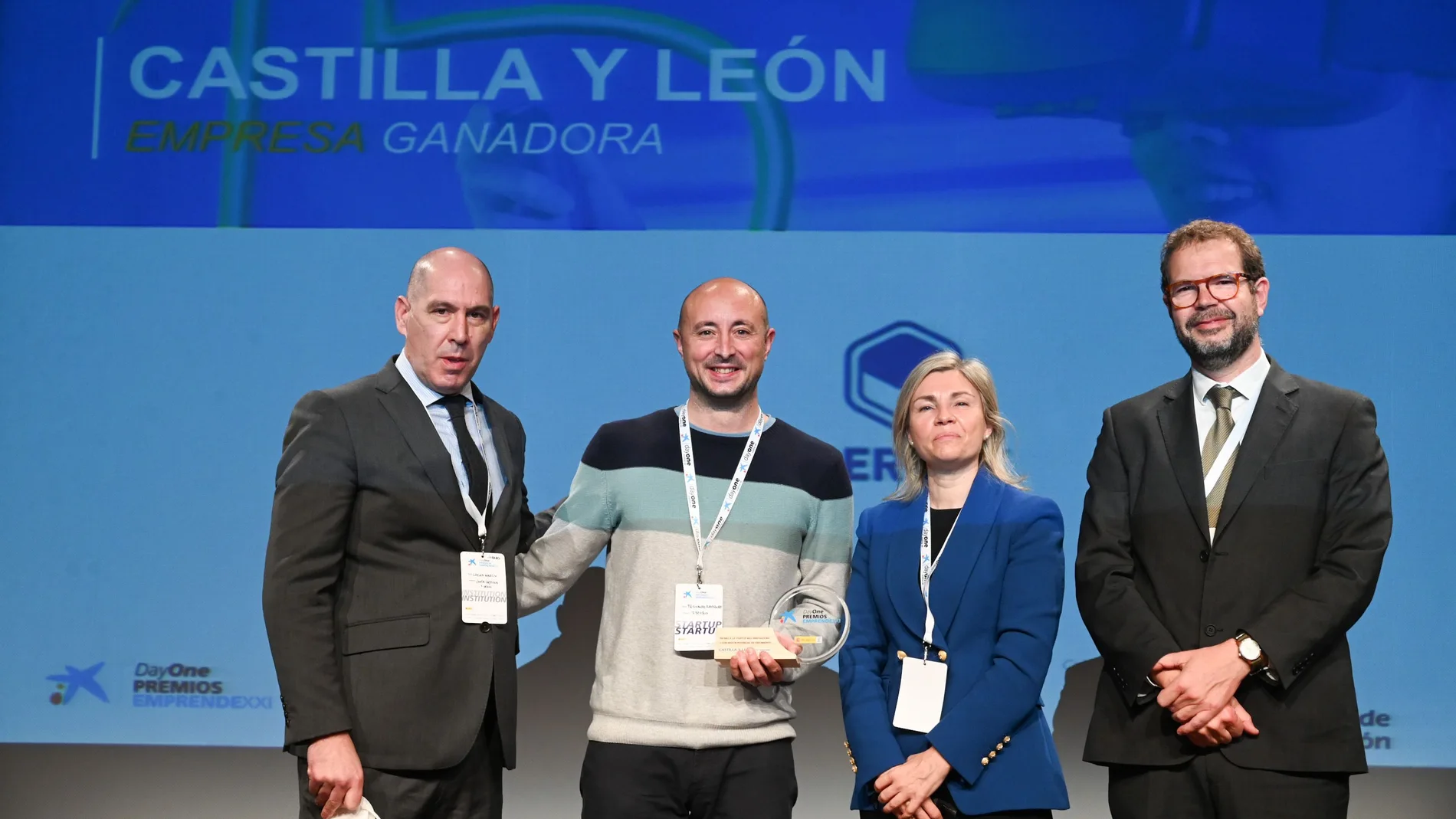 Tobalina, el premiado, Belén Martín y Jordi García de Enisa entregan el galardón