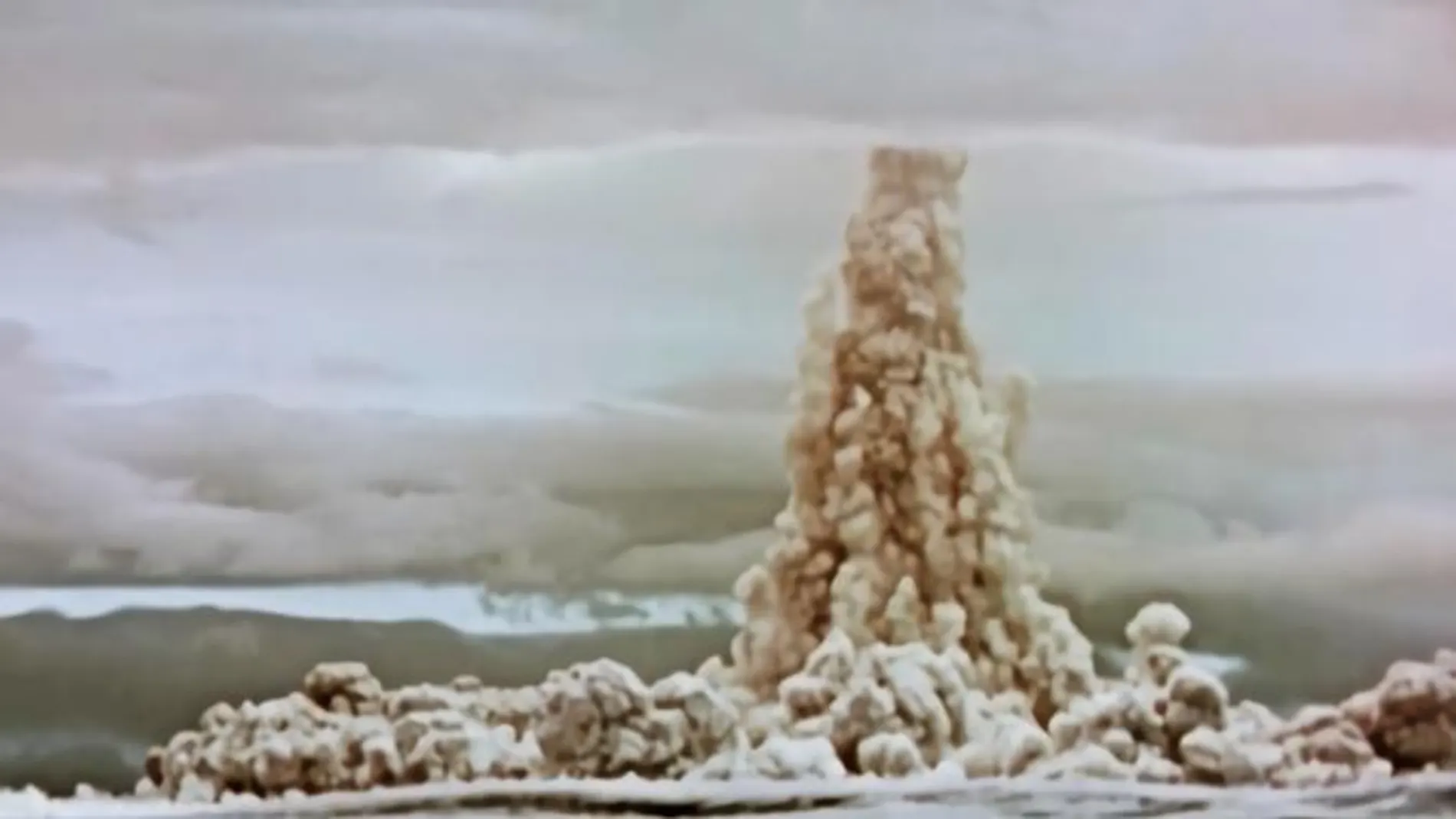 La nube generada por la explosión alcanzó los 67 km de altura y penetró en la mesosfera.