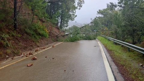 Carretera MA-8301 cortada por el temporal