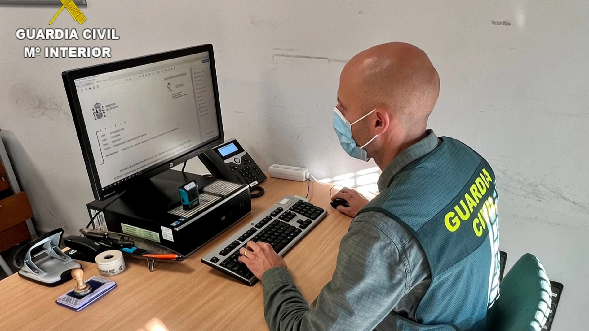 Agente de la Guardia Civil en labores de investigación