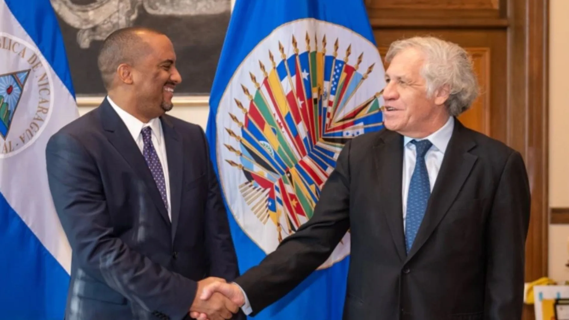 El embajador de Nicaragua, Arturo McFields, con el Secretario General de la OEA, Luis Almagro, en una imagen de archivo