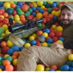 "Wali" sze burla de los rusos publicando una fotograía con su arma en una piscina de bolas (Facebook)