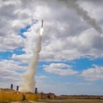Imagen facilitada por el servicio de prensa del Ministerio de Defensa ruso muestra el lanzamiento de misiles hacia Ucrania