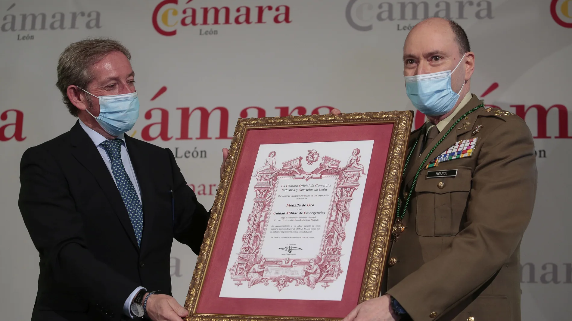 El teniente general Jefe de la UME, Luis Manuel Martínez Meijide, recibe el reconocimiento de la Cámara de Comercio de León por su labor en pandemia, de manos de Javier Vega