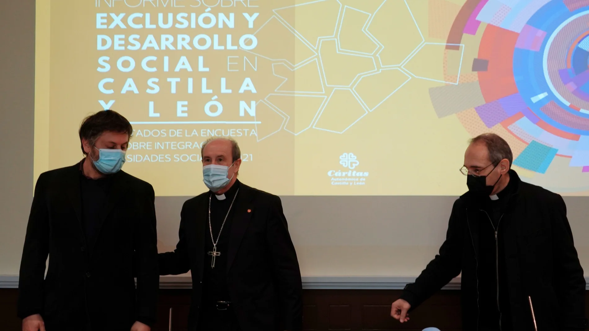 El obispo de Astorga, Jesús Fernández; el presidente de Cáritas Autonómica, Antonio J. Martín de Lera, y Thomas Frederic Ubrich, miembro del Comité técnico de la Fundación Foessa, presentan el informe
