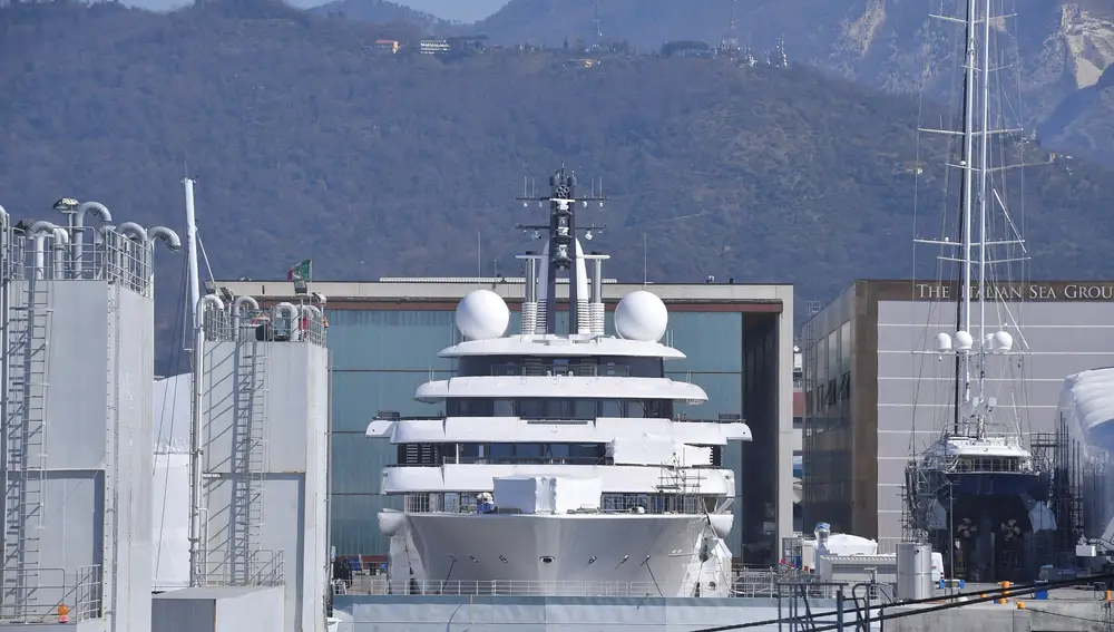 El &quot;Scheherazade&quot;, uno de los yates más grandes y caros del mundo supuestamente vinculado a multimillonarios rusos, está amarrado en el puerto de la pequeña ciudad italiana de Marina di Carrara