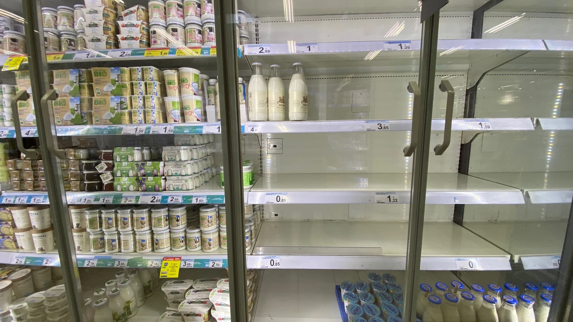 Estanterías de supermercados con estanterías vacías sobre todo de leche