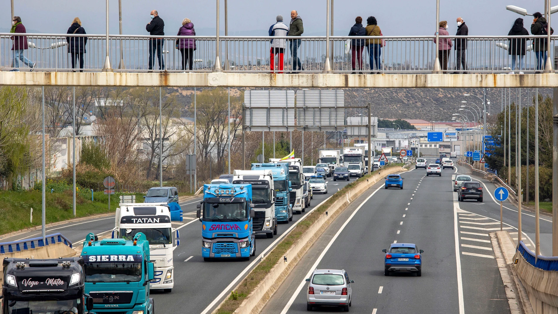 Un total de 45 camiones, según la Policía Local, han participado este miércoles en la marcha de dos horas de duración por la circunvalación de Logroño hasta los polígonos de la ciudad