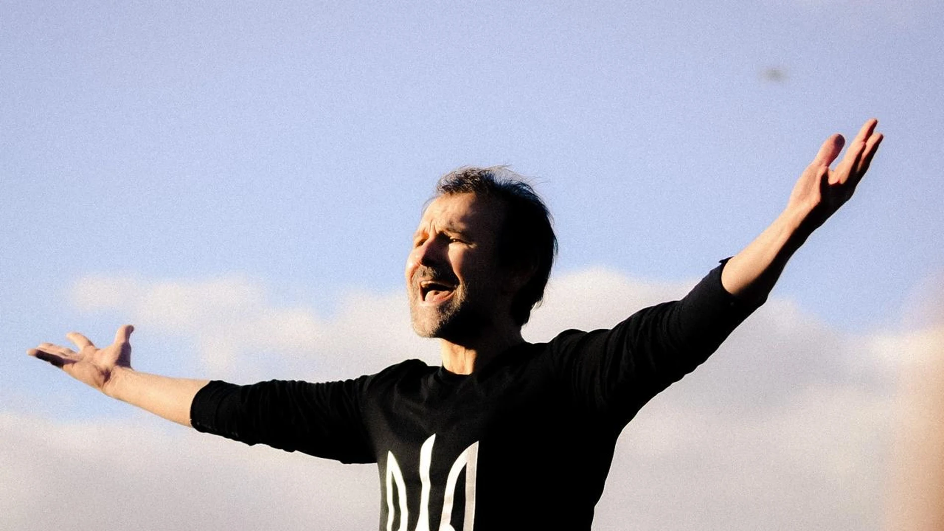 El líder de la banda de rock ucraniana Okean Elzy, anunció esta semana su incorporación a las Fuerzas Armadas de Ucrania