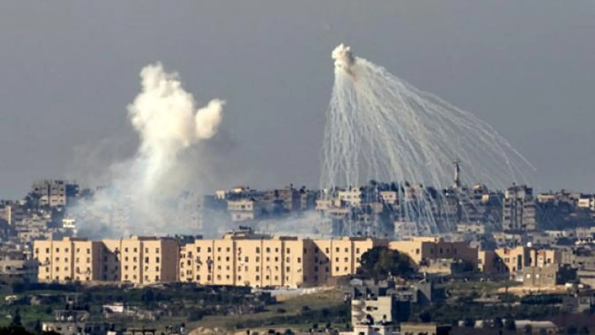Imagen de archivo de un bombardeo israelí con fósforo blanco en un barrio de Gaza.