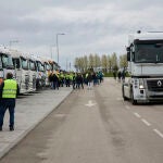 Los transportistas y varios camiones estacionados en el Wanda Metropolitano, durante el décimo día de paro nacional de transportistas, a 23 de marzo de 2022, en Madrid (España)