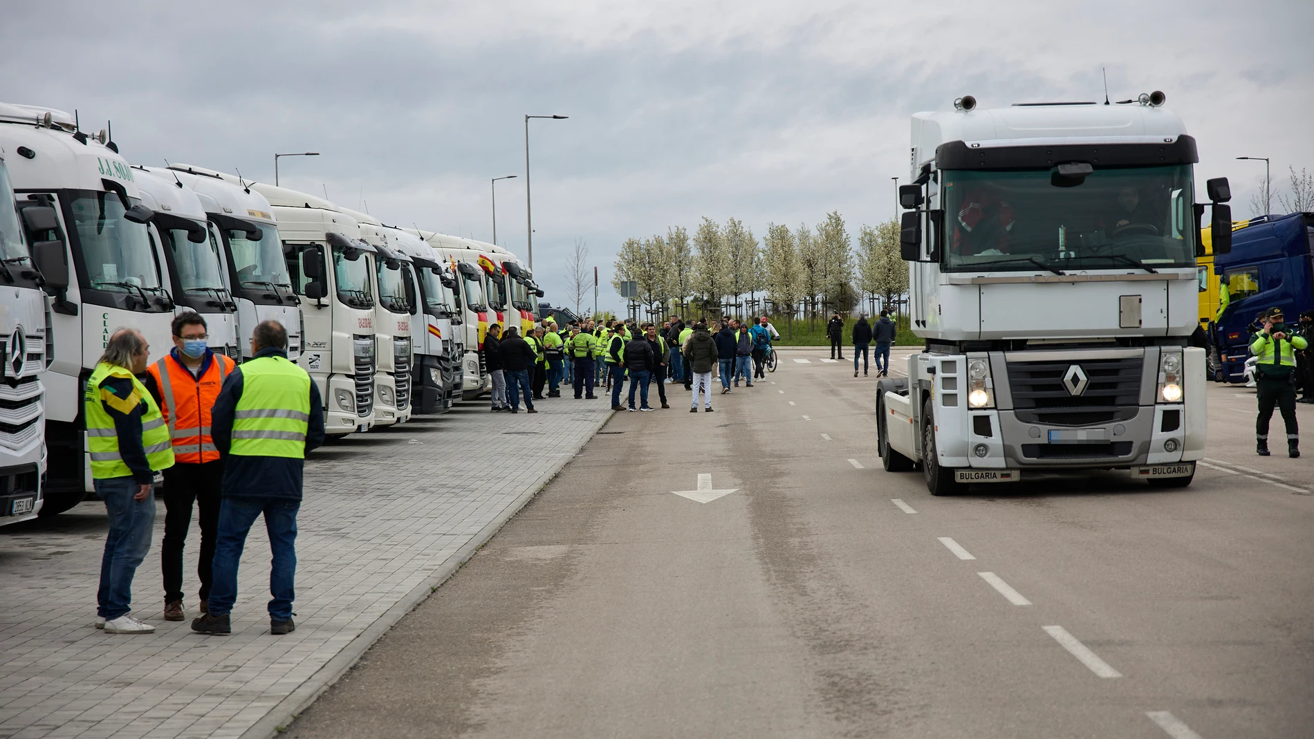 Los transportistas y varios camiones estacionados en el Wanda Metropolitano, durante el décimo día de paro nacional de transportistas, a 23 de marzo de 2022, en Madrid (España)