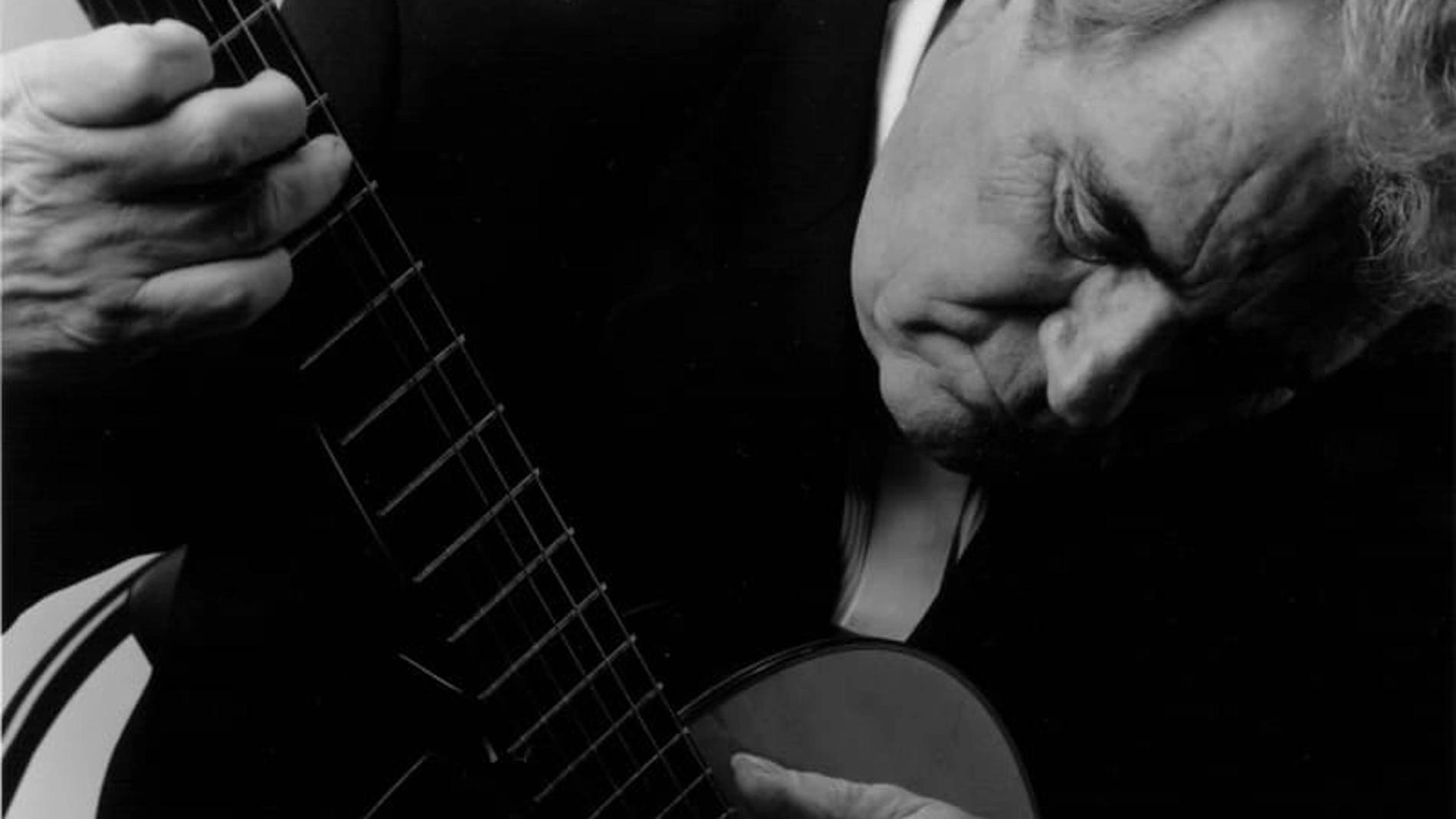 Ángel G. Piñero tocaba la guitarra con ambas manos, con uña y yema