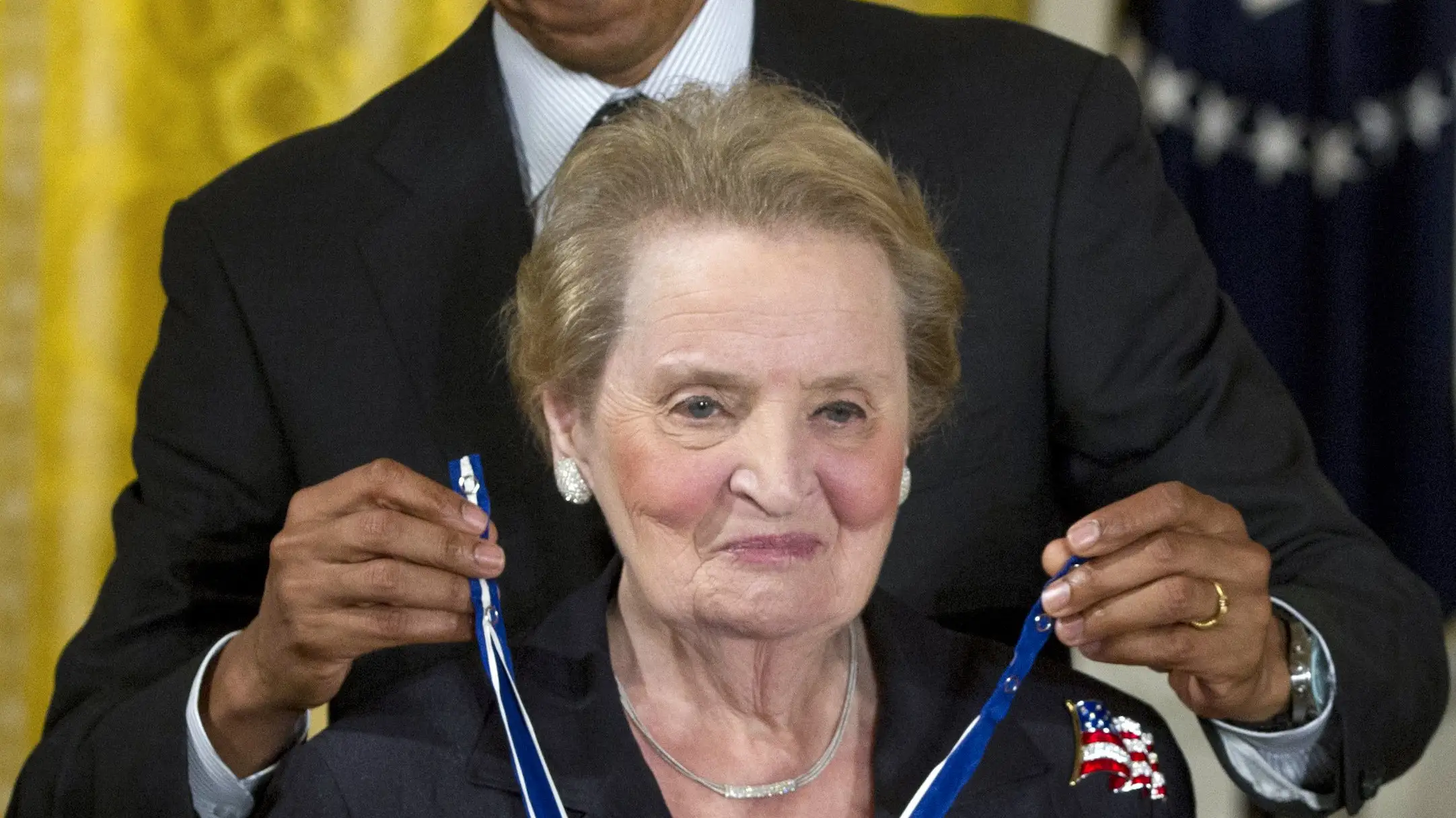 El presidente Barack Obama entregó a Madeleine Albright la Medalla Presidencial de la Libertad en el Salón Este de la Casa Blanca