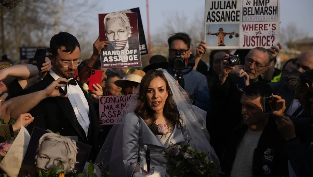 Stella Moris junto a los simpatizantes que han acudido a apoyarla el día de su boda con Julian Assange. (AP Photo/Matt Dunham)