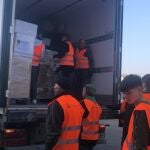 Guardias Civiles Solidario durantela descarga de material humanitario en Polonia ASOCIACIACIÓN GUARDIAS CIVILES SOLIDARIOS