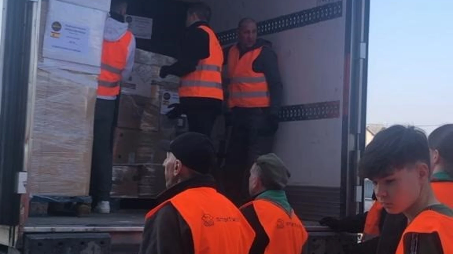 Guardias Civiles Solidario durantela descarga de material humanitario en Polonia ASOCIACIACIÓN GUARDIAS CIVILES SOLIDARIOS