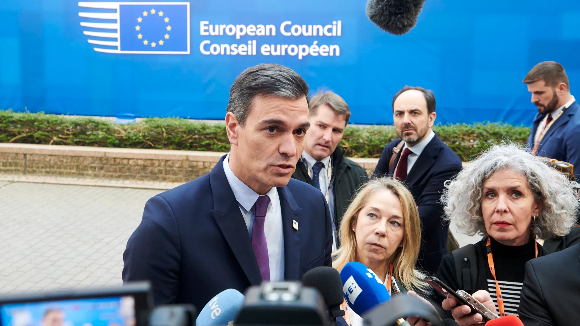 BRUSELAS (BÉLGICA), 24/03/2022.- El presidente del Gobierno español, Pedro Sánchez (i), en declaraciones a los medios a su llegada a la cumbre del Consejo Europeo celebrado este jueves en Bruselas (Bélgica). EFE/ Horst Wagner