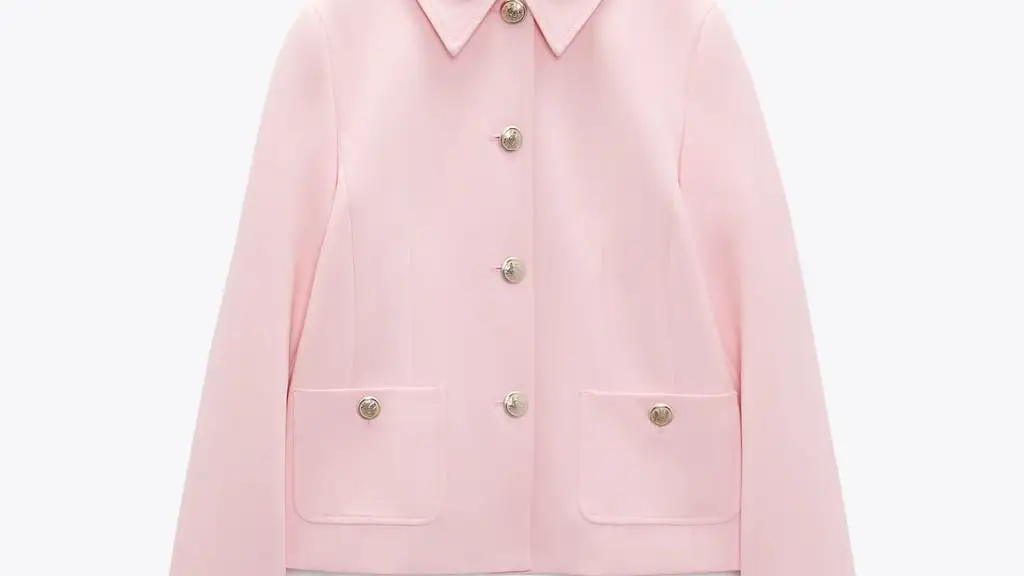 Chaqueta de botones metálicos en color rosa, de Zara