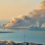 Columna de humo tras la explosión del barco en Berdiansk