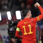 Bale se dirige al público tras marcar dos goles a Austria