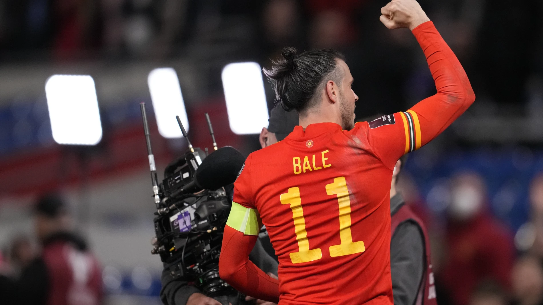 Bale se dirige al público tras marcar dos goles a Austria