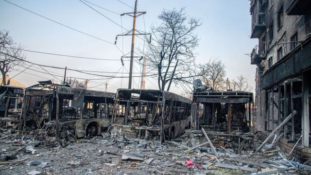 Los restos de una línea de autobuses bombardeada por Rusia en Mariupol