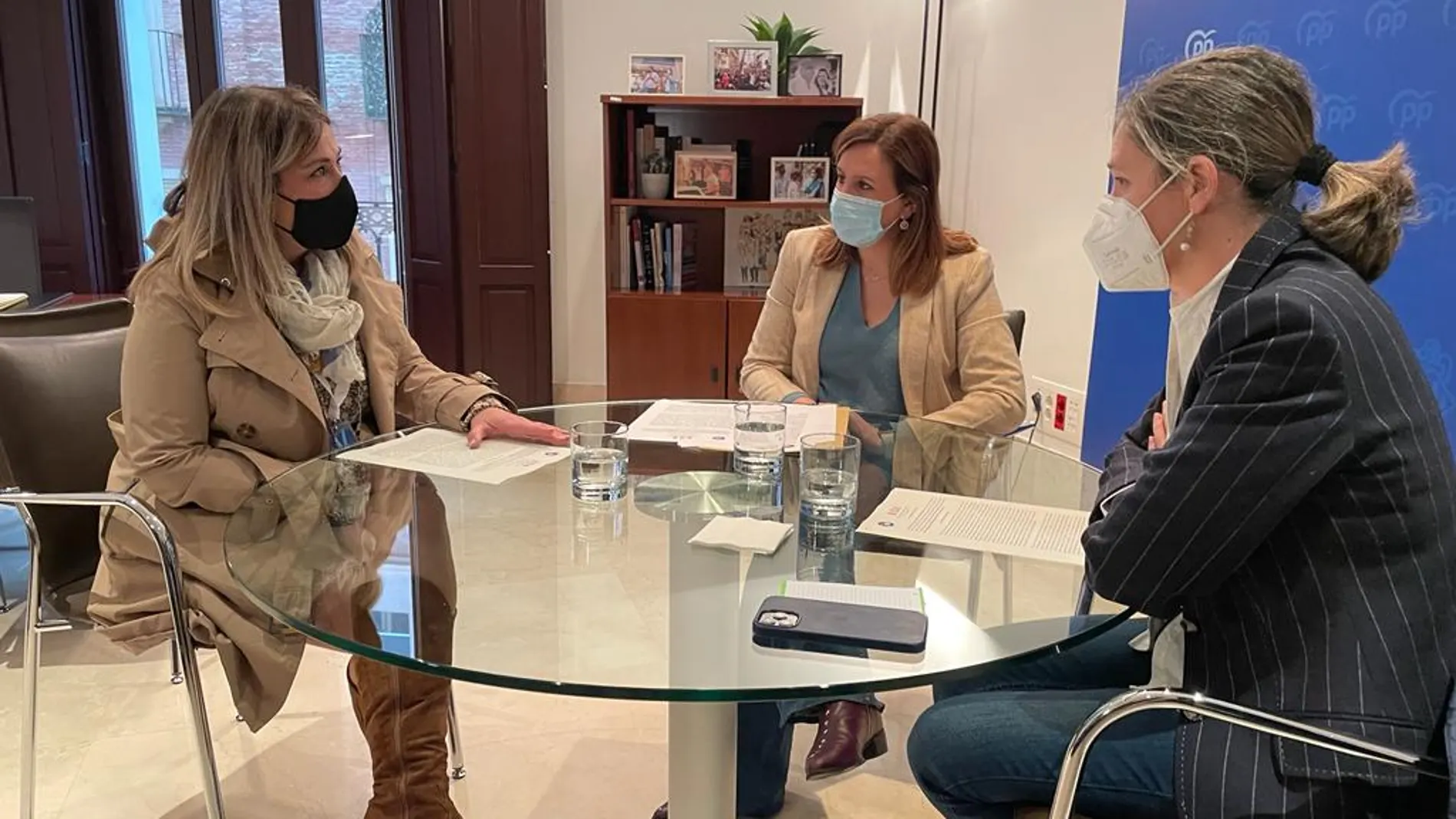 La madre de Marta Calvo conversa con María José Catalá y con Elena Bastidas