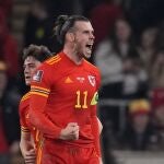 Gareth Bale celebra el gol que ha abierto el marcador en el Gales-Austria de repesca para el Mundial de Qatar