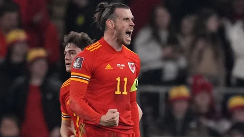 Gareth Bale celebra el gol que ha abierto el marcador en el Gales-Austria de repesca para el Mundial de Qatar