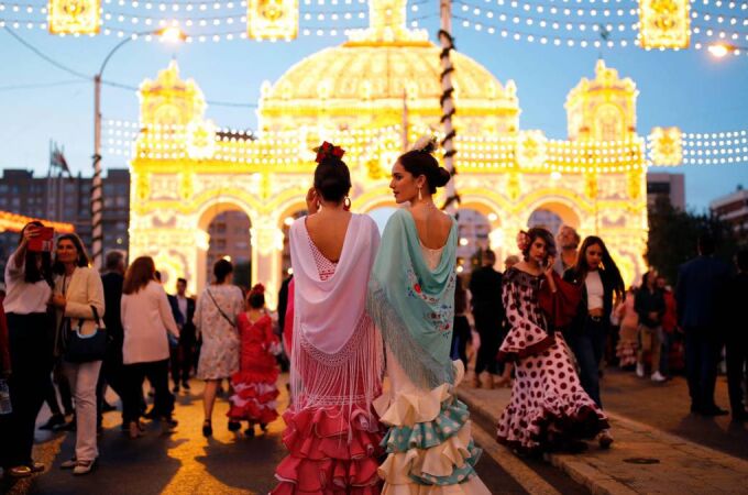 Dos jóvenes en la Feria de Abril de Sevilla