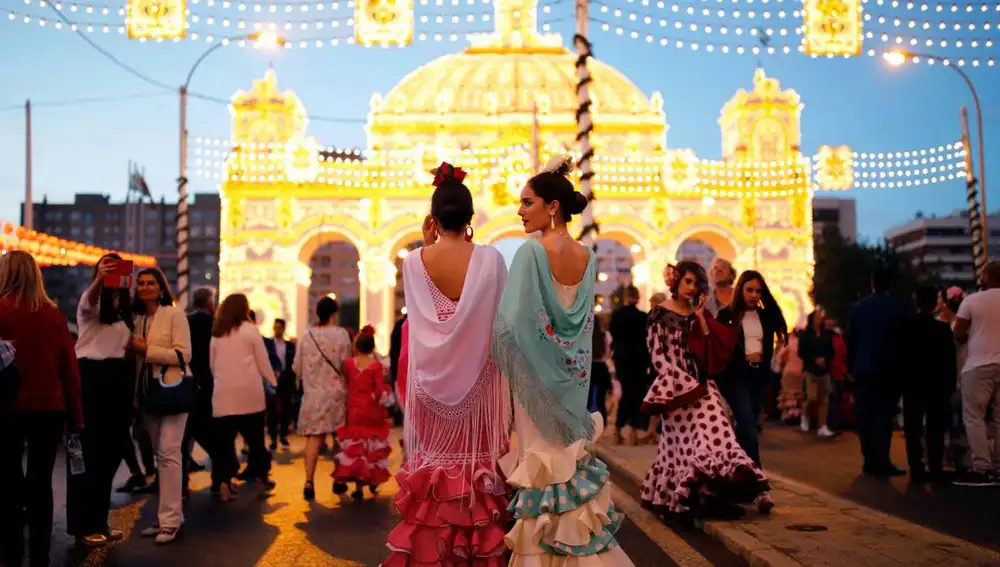 Dos jóvenes en la Feria de Abril de Sevilla