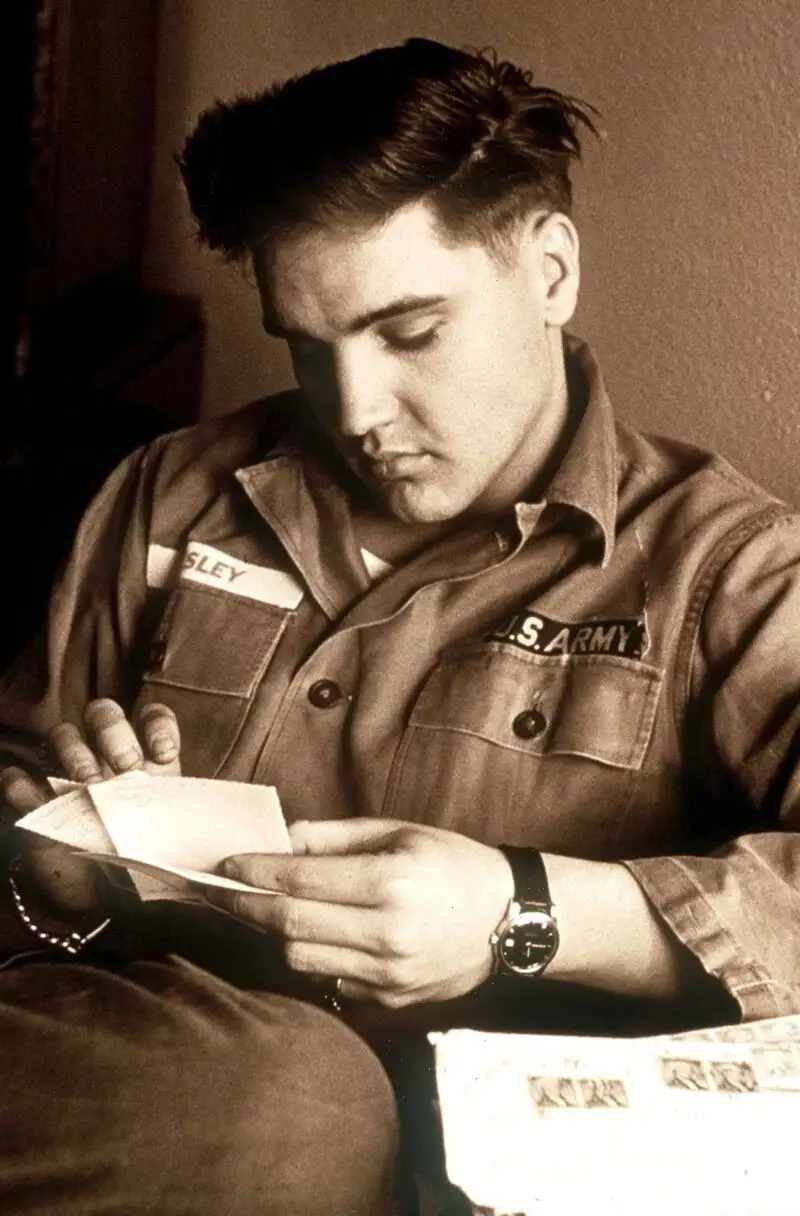 Elvis Presley durante su etapa como soldado de Estados Unidos