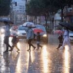 Peatones bajo la lluvia en Málaga