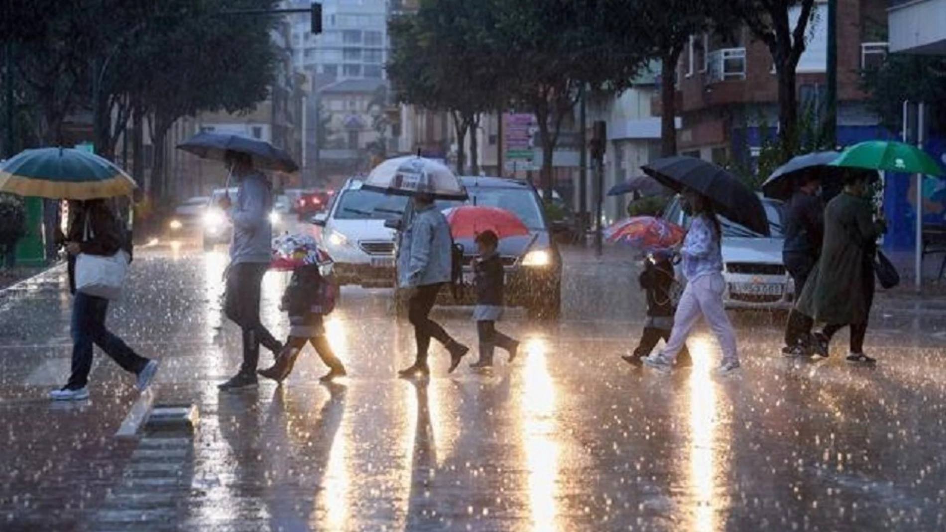 Peatones bajo la lluvia en Málaga
