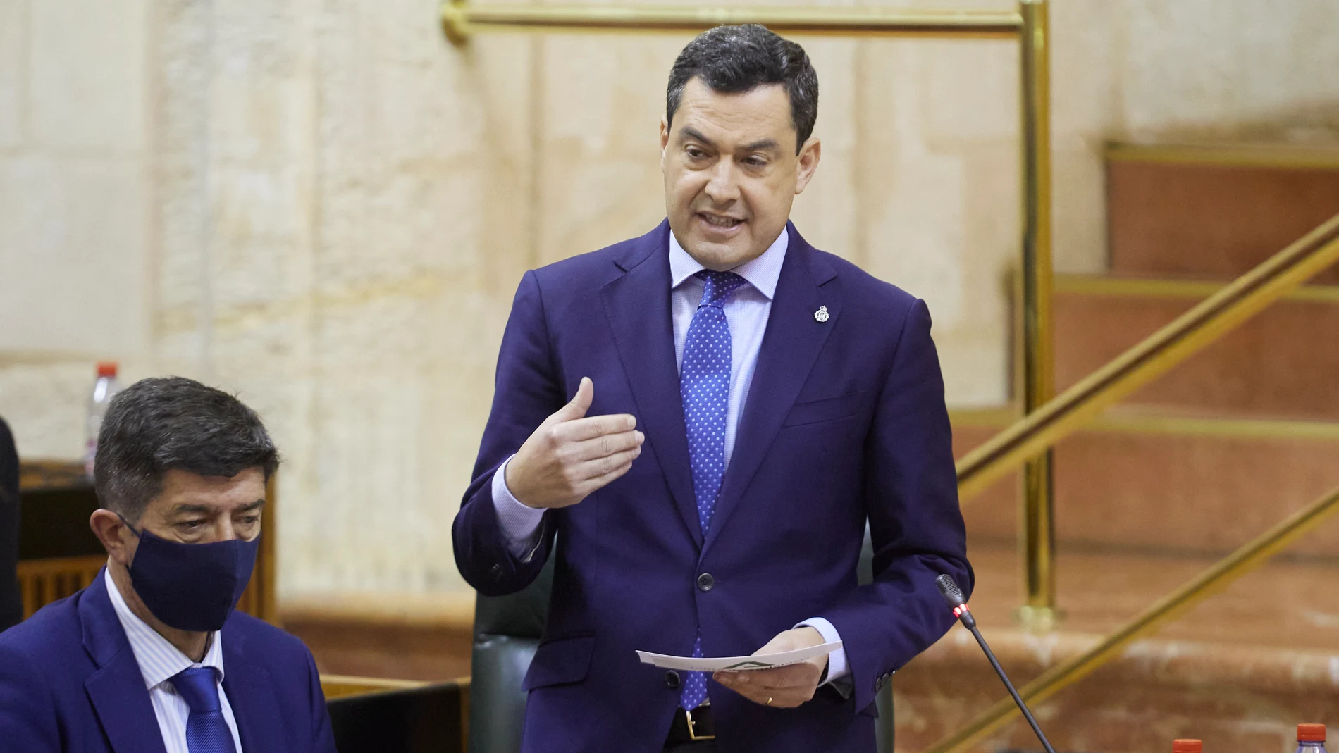 El presidente de la Junta, Juanma Moreno, durante la sesión plenaria ordinaria en el Parlamento de Andalucía. Joaquín Corchero / Europa Press