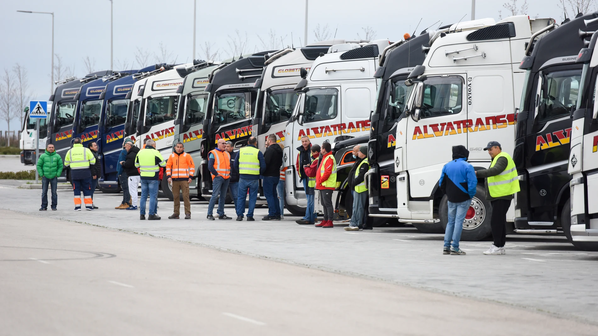Varios camiones estacionados en las inmediaciones del Wanda Metropolitano durante los paros del pasado mes de marzo