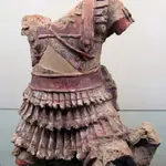 Fragmento de friso figurado del siglo II a.C. Una armadura de lino, llamada &quot;linothorax&quot; por los griegos