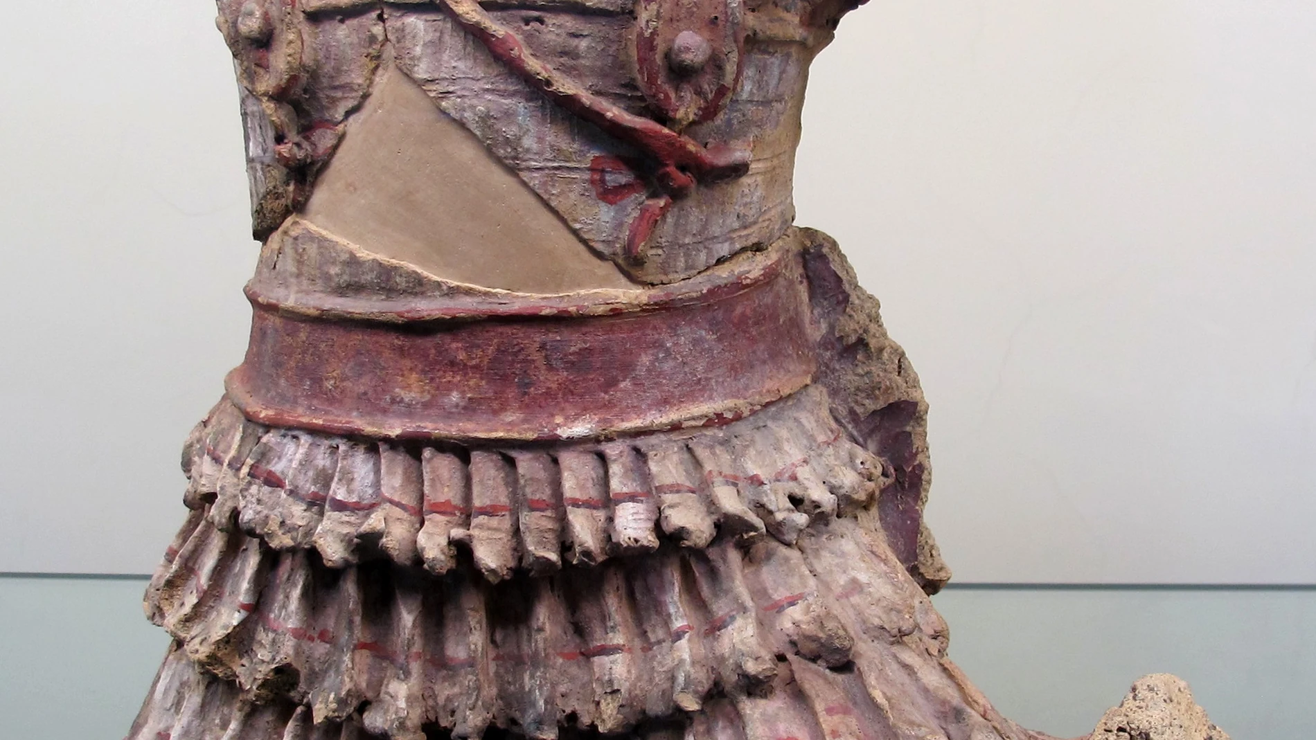 Fragmento de friso figurado del siglo II a.C. Una armadura de lino, llamada "linothorax" por los griegos