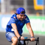 Fernando Alonso, en bici, en el circuito de Arabia Saudí
