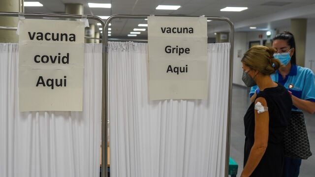 Una mujer se vacuna con la tercera dosis contra la covid-19 en Sevilla