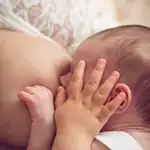 Imagen de un bebé tomando pecho de su madre