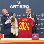 Luis Rubiales sujeta a Musa, la nueva mascota de la Selección.