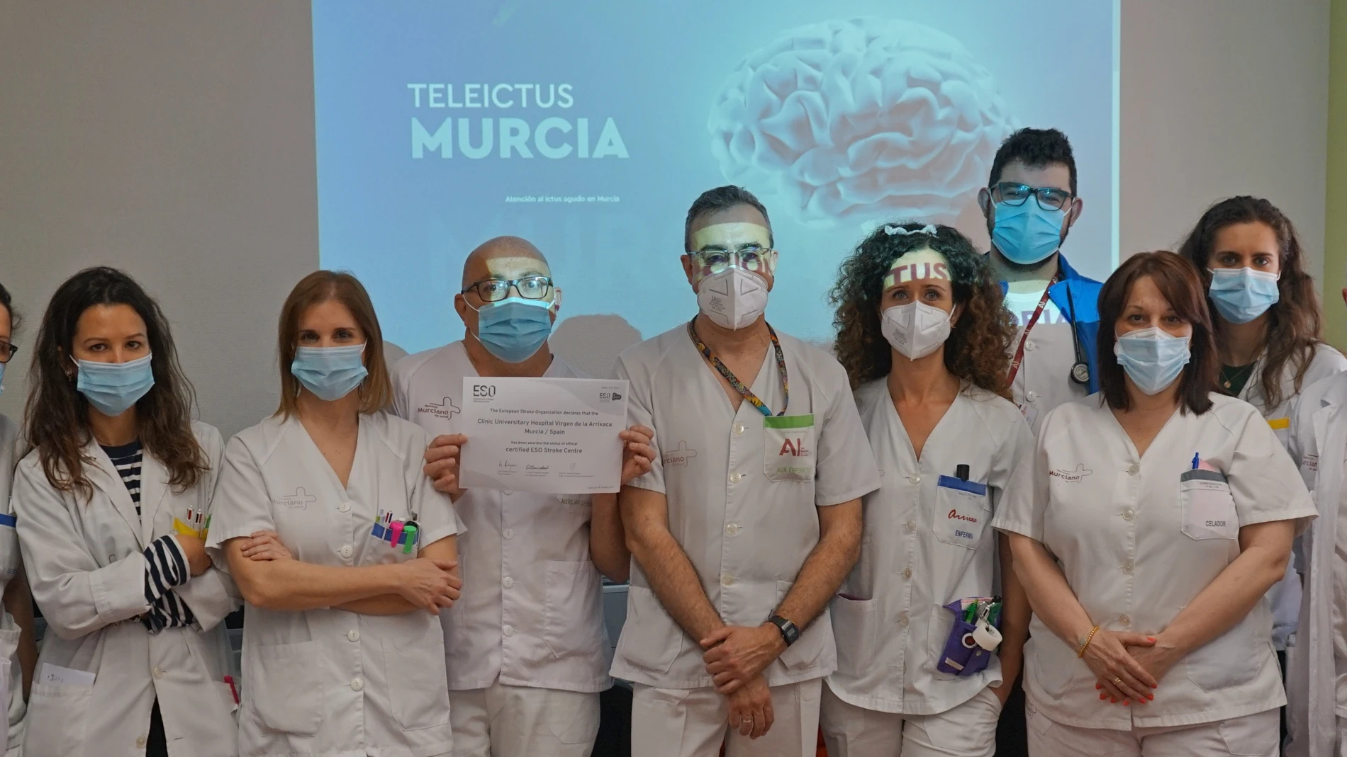 La responsable de la Unidad de Ictus del hospital clínico universitario Virgen de la Arrixaca, la doctora Ana Morales, a la derecha de la imagen, junto a miembros del equipo. CARM 25/03/2022