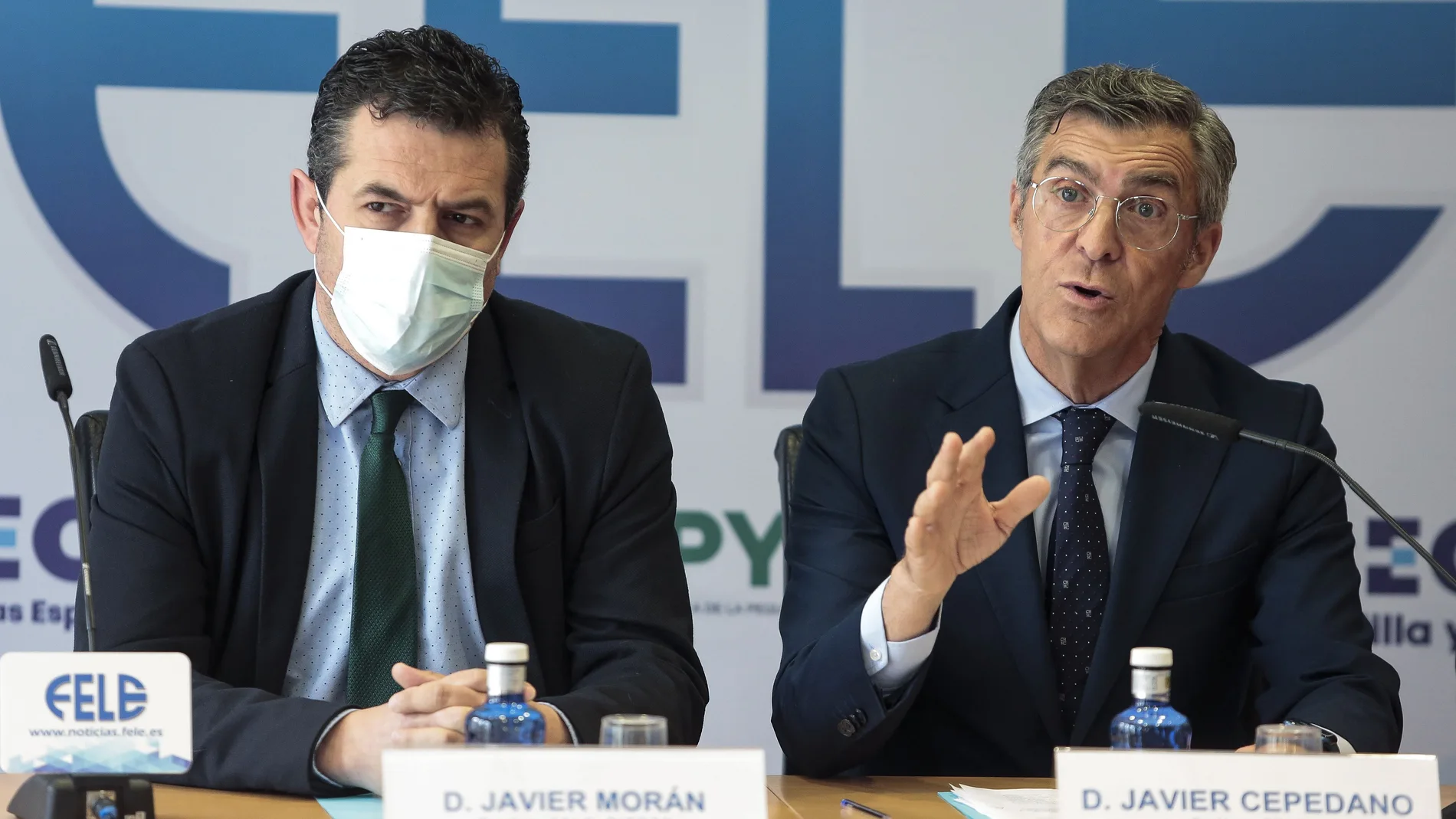 El presidente de la Federación Leonesa de Empresarios, Javier Cepedano (3D), y de la delegación de FELE Bierzo, Javier Morán (I), acompañados por representantes empresariales, analizan la situación que atraviesan sectores como el industrial y el de construcción a consecuencia del incremento de precios y las dificultades de abastecimiento