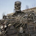 Una figura que representa al personaje cinematográfico Terminator, hecha con piezas de transmisión de automóviles, es colocada cerca de un puesto de control en Kiev, Ucrania, el viernes 25 de marzo de 2022.